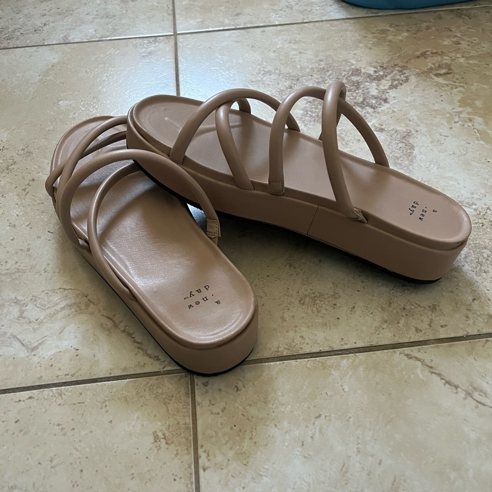 Target- A New Day platform sandals size 8 RUNS LARGE